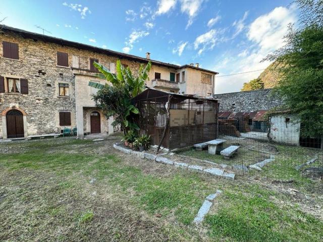 Rustici e casali in vendita di 196 m² in Via Piave, 66