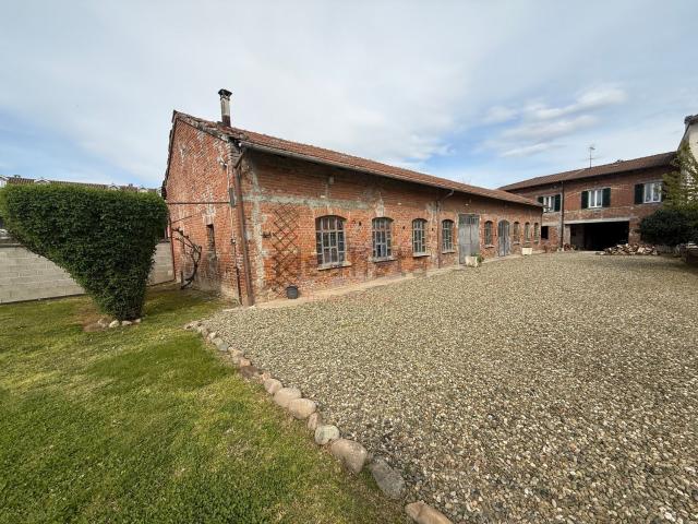 Rustici e casali in vendita di 197 m² in Strada Acqui in Cantalupo, 145