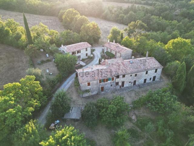 Rustici e casali in vendita di 198 m² in Via Mario Luzi, 35
