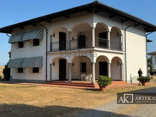 Rustici e casali in vendita di 1900 m² in Corso Vercelli, 150