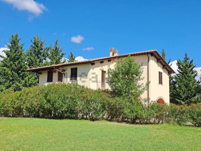 Rustici e casali in vendita di 191 m² in Strada Provinciale Ragnaie, 100