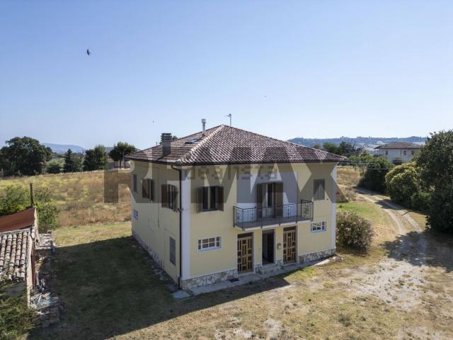 Rustici e casali in vendita di 193 m² in Contrada Mattonata, 29
