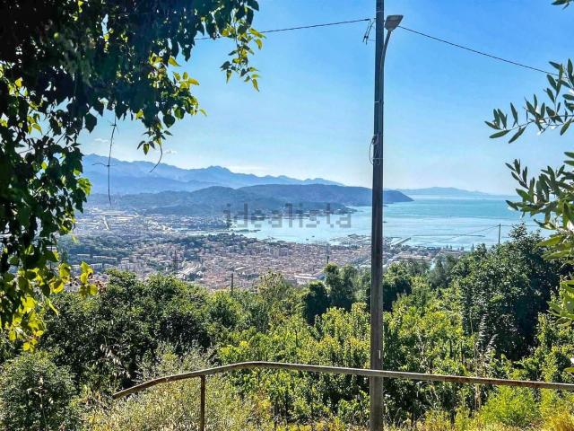 Rustici e casali in vendita di 193 m² in Via del Parodi