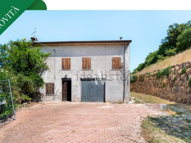 Rustici e casali in vendita di 204 m² in Via Monti