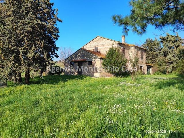 Rustici e casali in vendita di 205 m² in Strada Per Montecchio