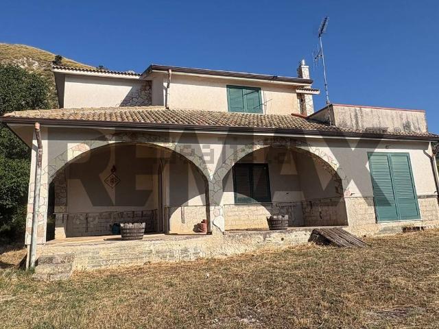Rustici e casali in vendita di 208 m² in Via Bruno, 38