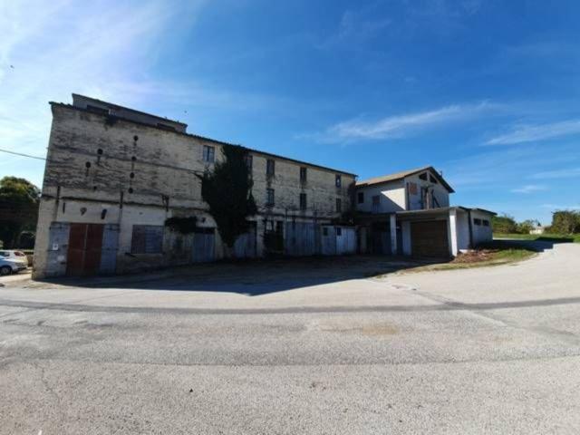Rustici e casali in vendita di 2000 m²