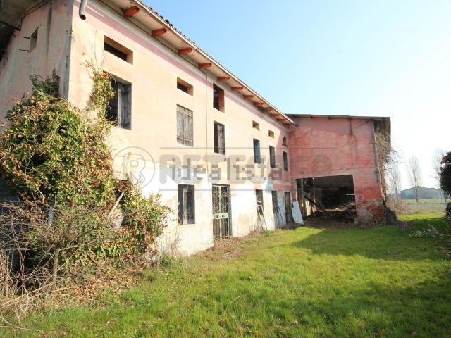 Rustici e casali in vendita di 2000 m²
