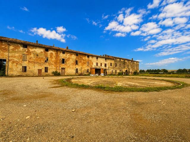 Rustici e casali in vendita di 2001 m² in Via V. Alfieri