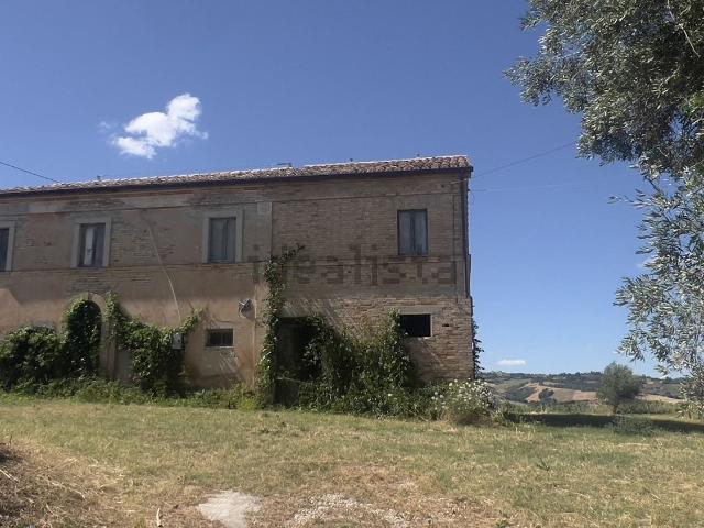 Rustici e casali in vendita di 200 m² in Contrada Chiarmonte