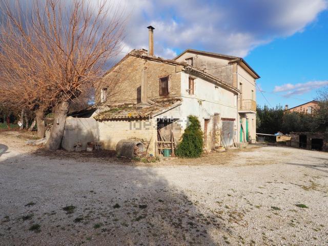 Rustici e casali in vendita di 200 m² in Contrada Macarre, 41