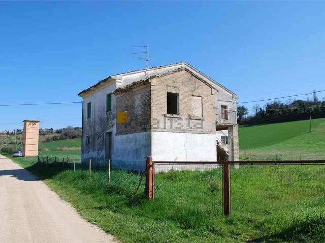 Rustici e casali in vendita di 200 m² in Contrada Piani Rossi