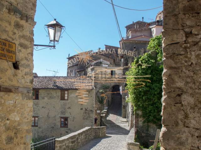 Rustici e casali in vendita di 200 m² in Corso Italia, 245
