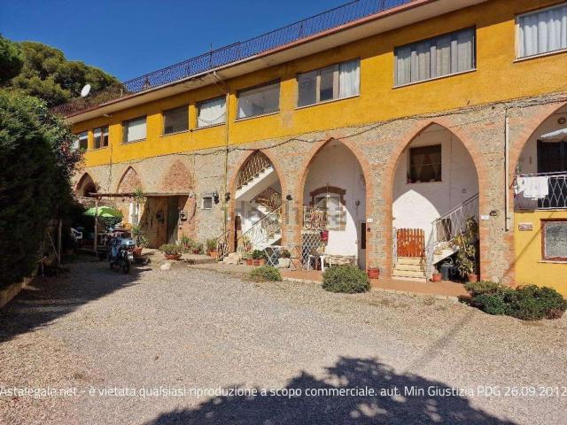 Rustici e casali in vendita di 200 m² in Strada Monte Alzato