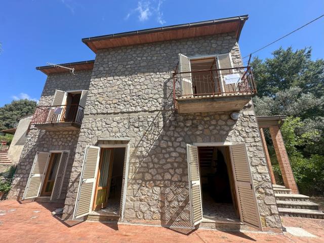 Rustici e casali in vendita di 200 m² in Strada Saturnia Poggio Capanne