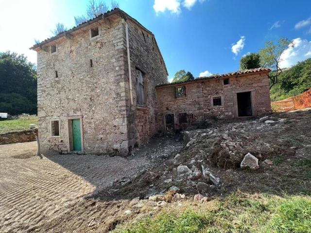 Rustici e casali in vendita di 200 m² in Via Monte Caina