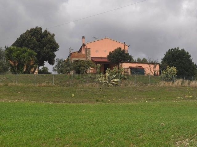 Rustici e casali in vendita di 200 m² in Via dei Gelsinelli
