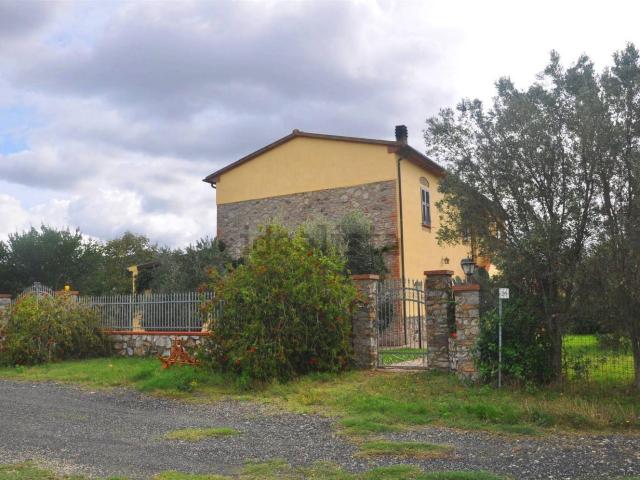 Rustici e casali in vendita di 200 m² in Via dei Gelsinelli