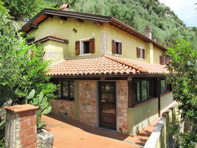 Rustici e casali in vendita di 200 m² in Via del Casone, 7