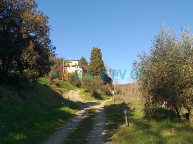 Rustici e casali in vendita di 200 m² in Via di Capornia
