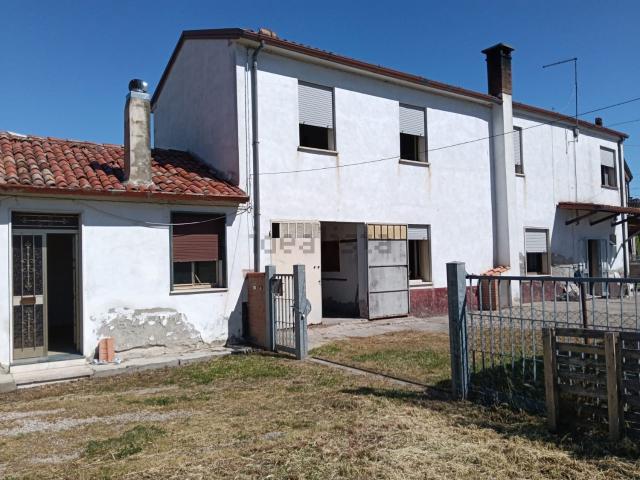 Rustici e casali in vendita di 200 m² in Via Don Minzoni, 782