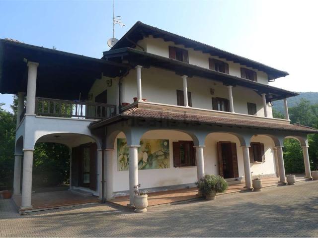 Rustici e casali in vendita di 200 m² in Via Pratolungo