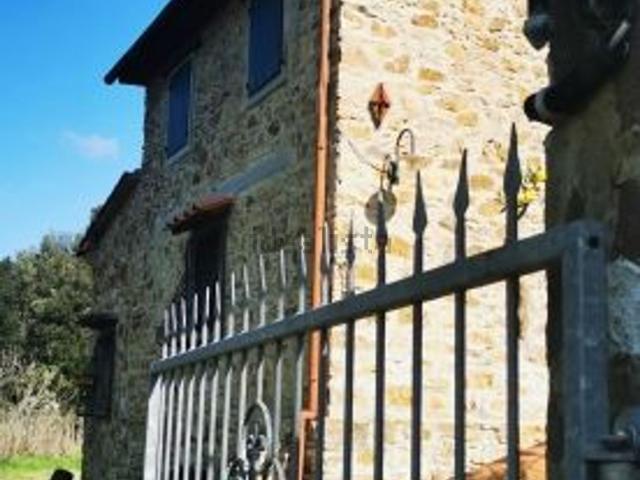 Rustici e casali in vendita di 200 m² in Via Valle del Chioma