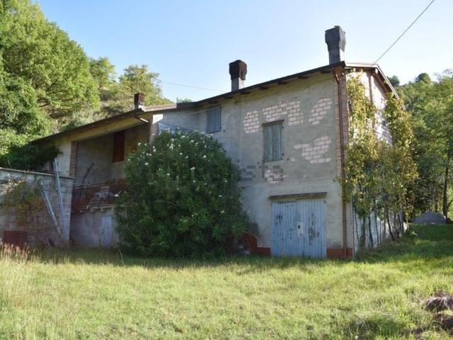 Rustici e casali in vendita di 201 m² in Via La Lastra