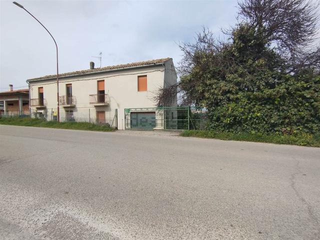Rustici e casali in vendita di 202 m² in Via A. Moro, 2
