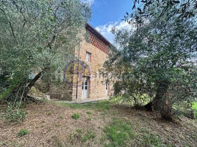 Rustici e casali in vendita di 215 m² in Via della Collina