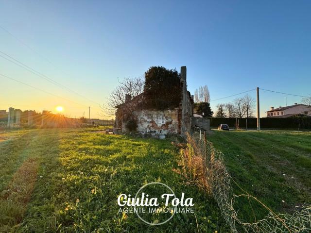 Rustici e casali in vendita di 215 m² in Via E. Fermi, 26