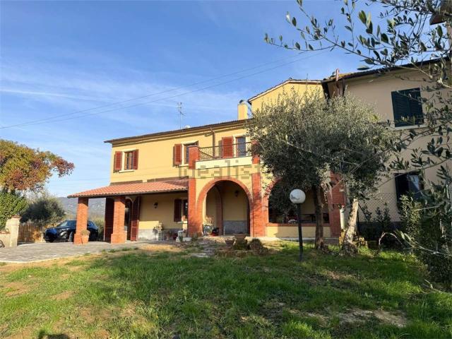 Rustici e casali in vendita di 215 m² in Via Palmiro Togliatti
