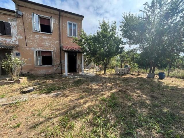 Rustici e casali in vendita di 215 m² in Via Randaccio, 97