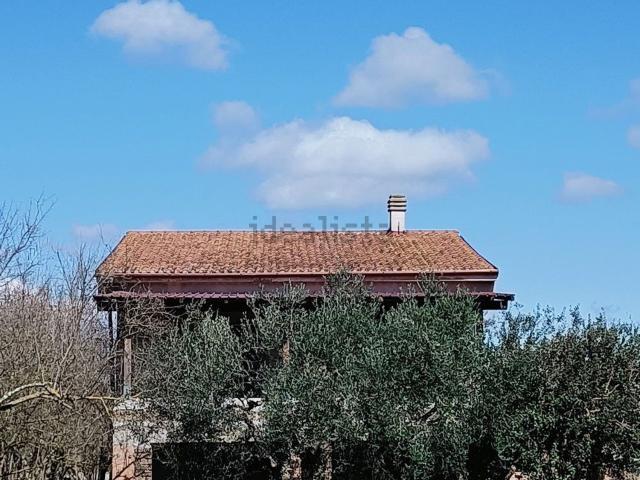Rustici e casali in vendita di 216 m² in Strada senza nome