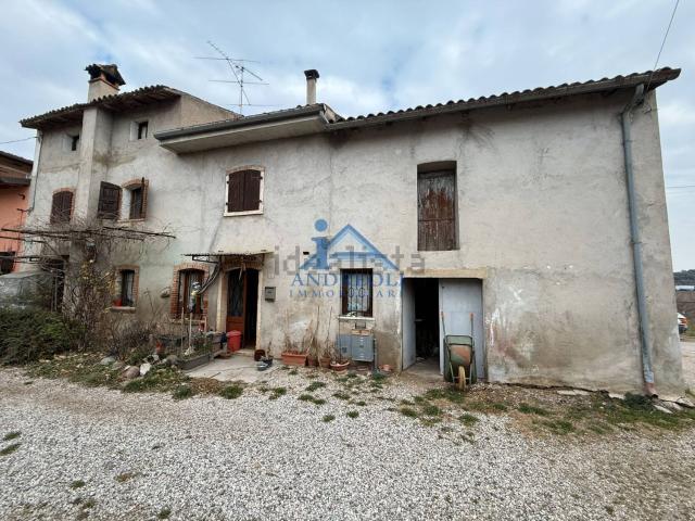 Rustici e casali in vendita di 217 m² in Strada Carbonara, 8