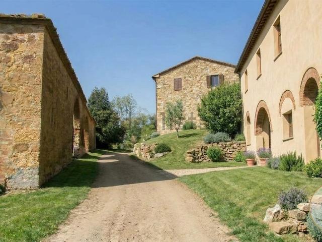 Rustici e casali in vendita di 2180 m²