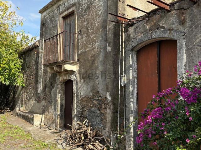Rustici e casali in vendita di 219 m² in Via Cervino, 12