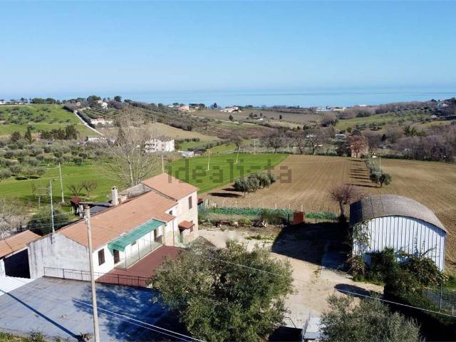 Rustici e casali in vendita di 210 m² in Contrada Castelletta