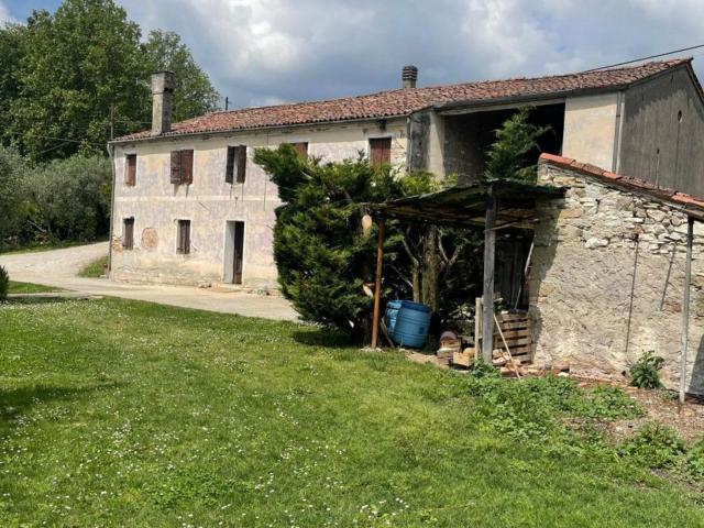 Rustici e casali in vendita di 210 m² in Via Benavides