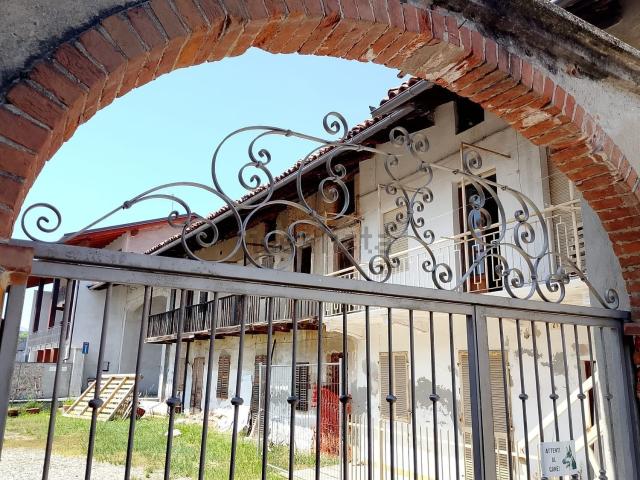 Rustici e casali in vendita di 210 m² in Via Guido Gozzano