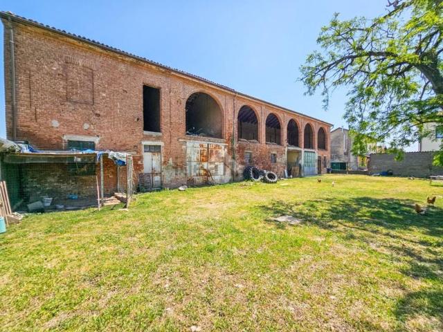 Rustici e casali in vendita di 210 m² in Via Luigi Lodi, 6