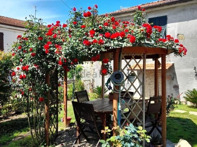 Rustici e casali in vendita di 210 m² in Via Torrente, 1