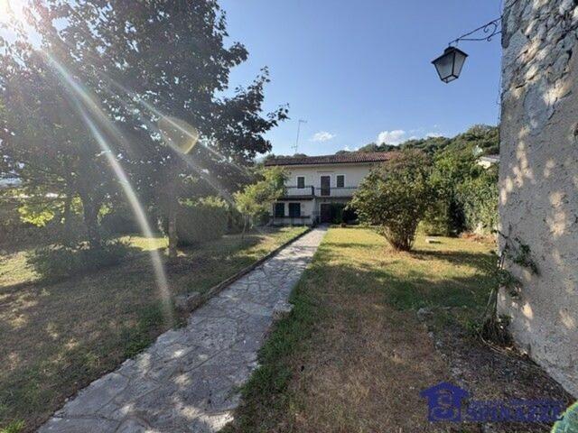 Rustici e casali in vendita di 210 m² in Via Viola, 9