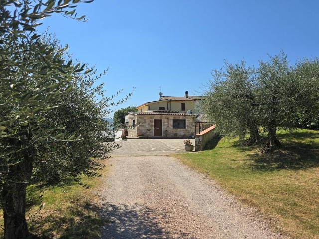 Rustici e casali in vendita di 211 m² in Via dei Colli, 31