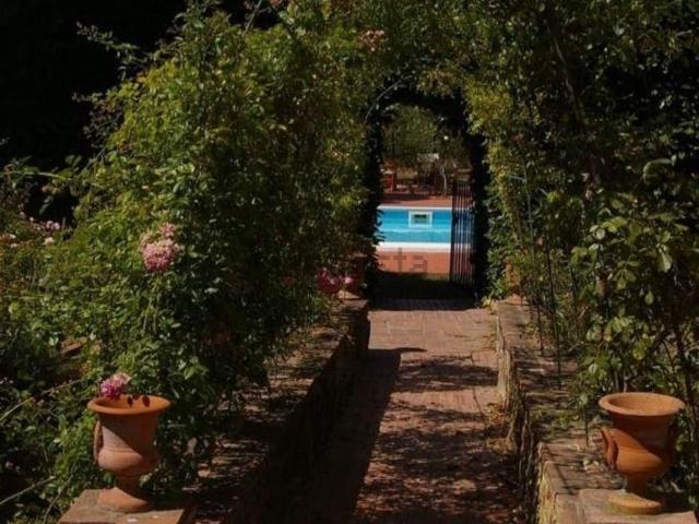 Rustici e casali in vendita di 211 m² in Via San Vivaldo