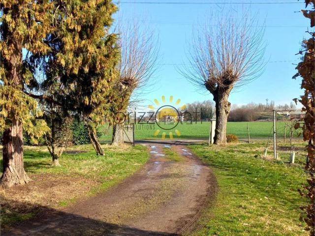 Rustici e casali in vendita di 212 m² in Via Santa Croce