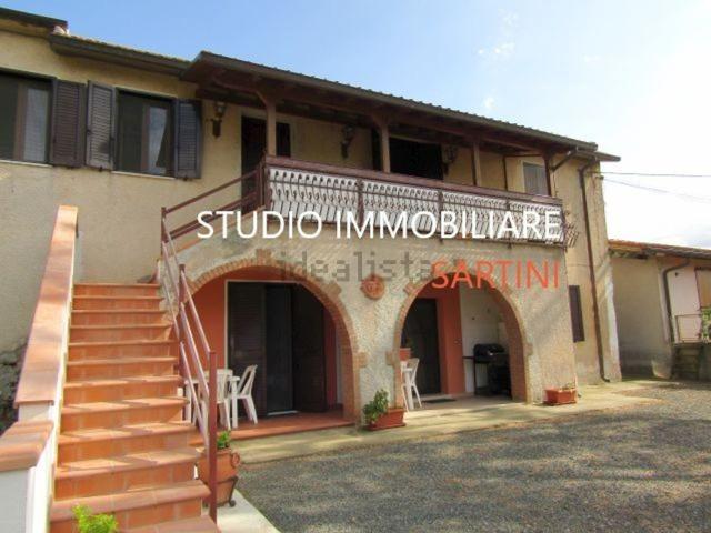 Rustici e casali in vendita di 213 m² in Località Ampio
