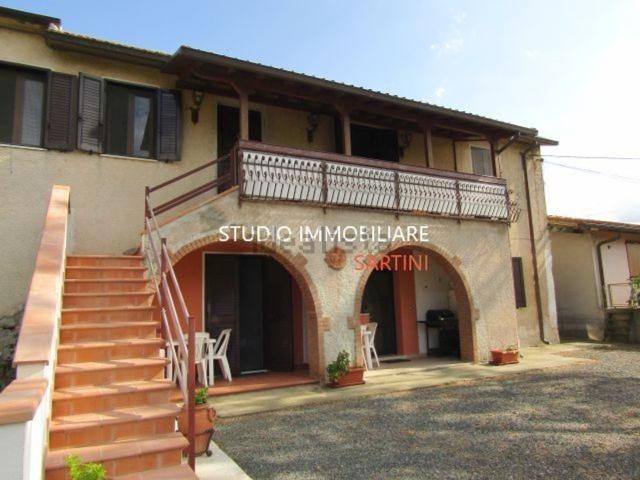 Rustici e casali in vendita di 213 m² in Località Ampio