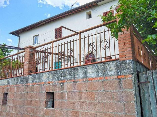 Rustici e casali in vendita di 225 m² in Via Del Fratino, 11
