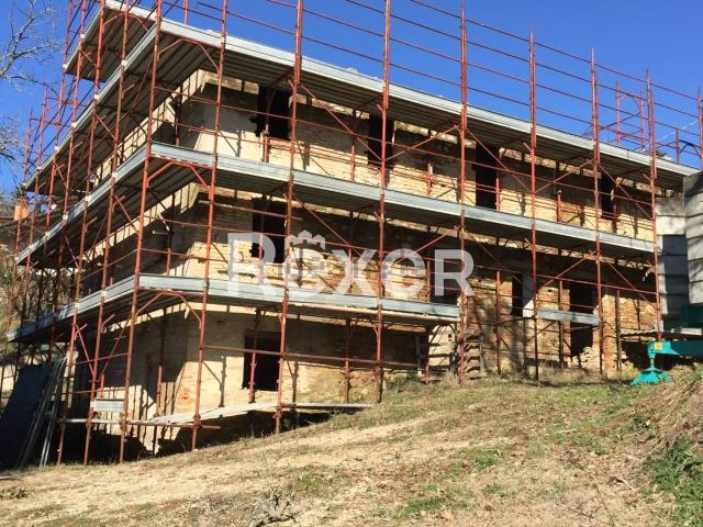 Rustici e casali in vendita di 225 m² in Via Roma